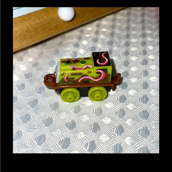 Thomas The Train & Friends Minis Blind Bag 2019/2 Icky Worms Scruff #391. - Picture 2 of 5